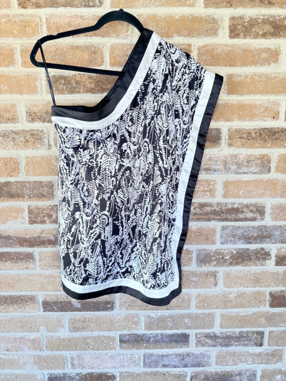 bebe Black & White One-Shoulder Printed Camisole
